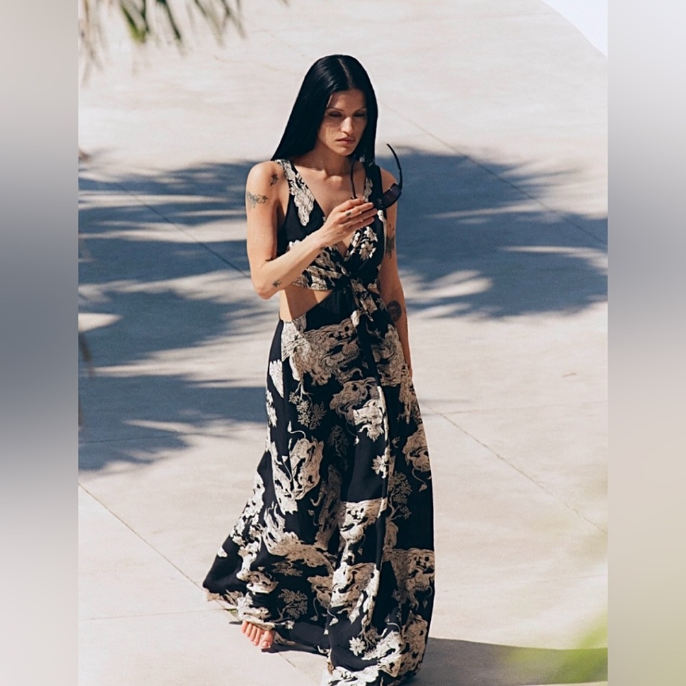 H&M White Lotus Black/White
Twist-detail patterned dress - Picture 6 of 11
